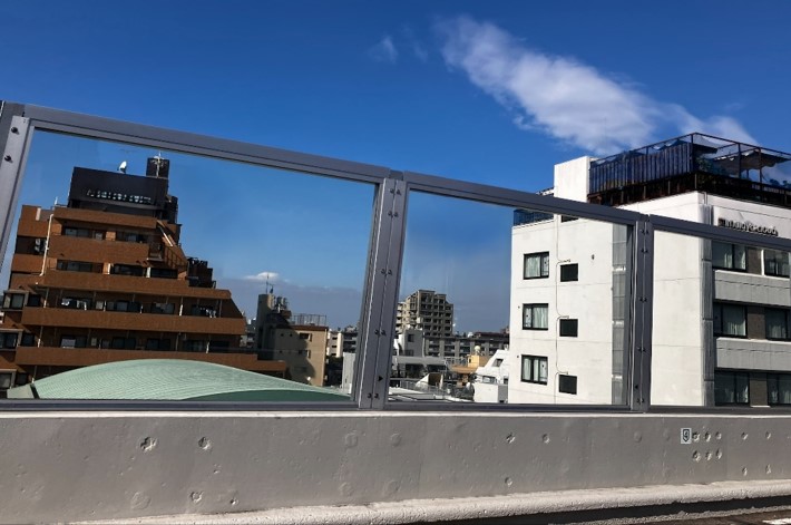 ライトウインドガラスタイプ（前留めタイプ）が採用されました